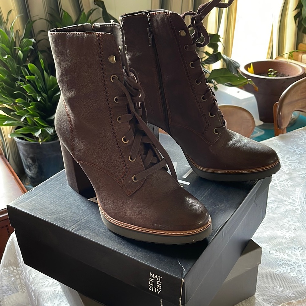 Brand new chocolate brown naturalizer boots